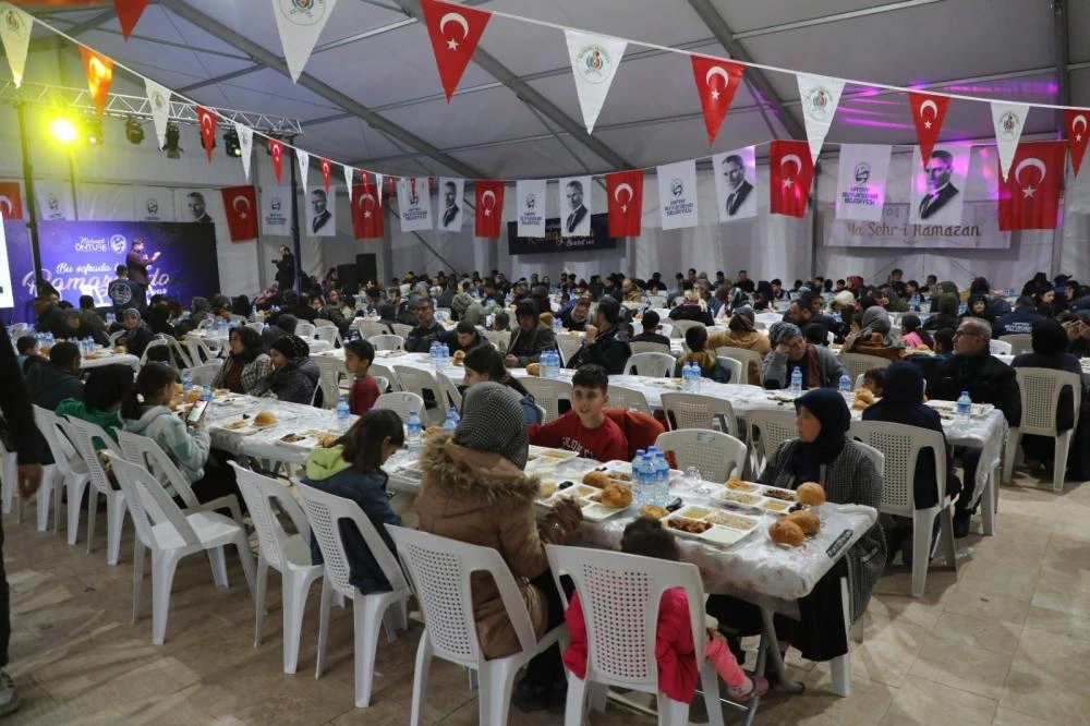 Hatay Büyükşehir Belediyesi’nin İftar Sofrası Reyhanlı’da Kuruldu