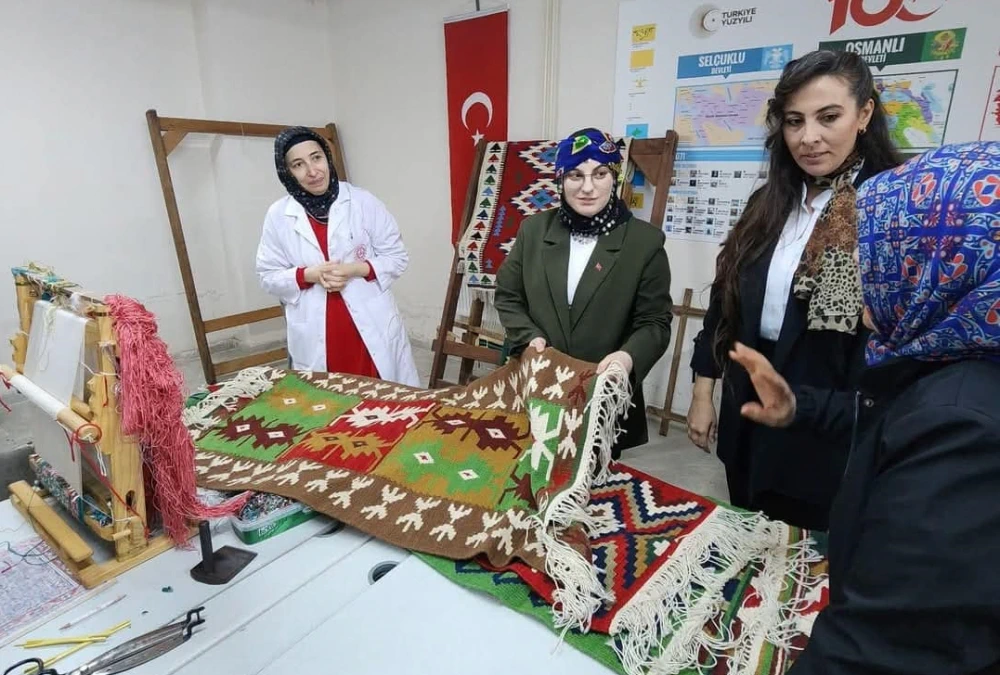 Hemşin Kaymakamı Fatma Bayalan Halk Eğitim Kurslarını Ziyaret Etti