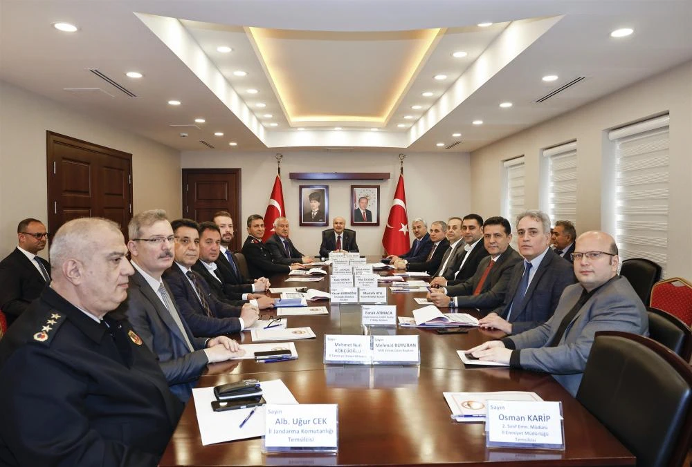 Vali Köşger: “Belediyeler Barınaklarını En Kısa Sürede İnşa Edecek”