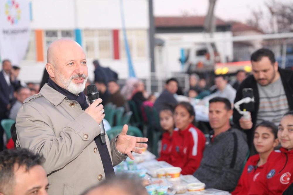 Başkan Çolakbayrakdar, Gazioğlu Ortaokulu’nda Öğrencilerle İftar Yaptı