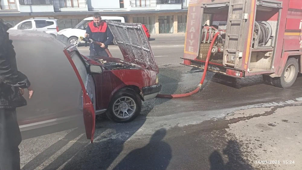 Bingöl’de Seyir Halindeki Araçta Yangın Paniği! İtfaiye Anında Müdahale Etti