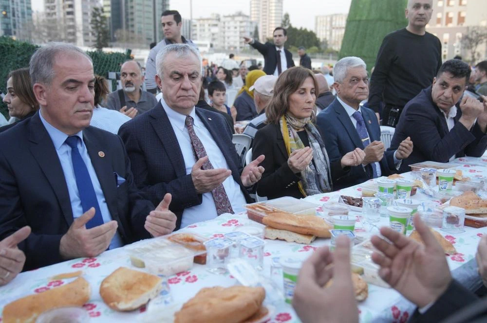 Seyhan Belediyesi Ramazan İftarında Binlerce Kişiyi Buluşturdu