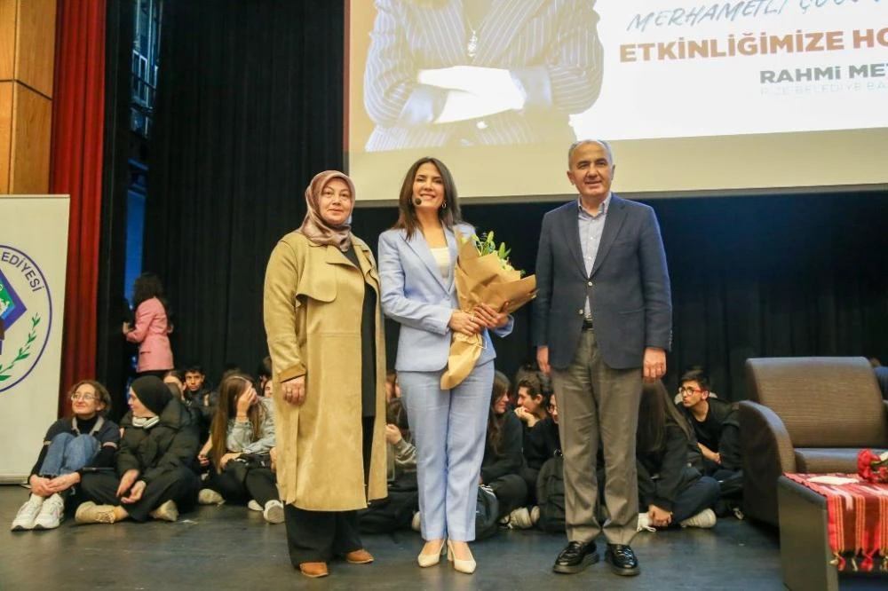 Rize Belediyesi, Eğitimci Yazar Dilek Cesur’u Konferansta Ağırladı
