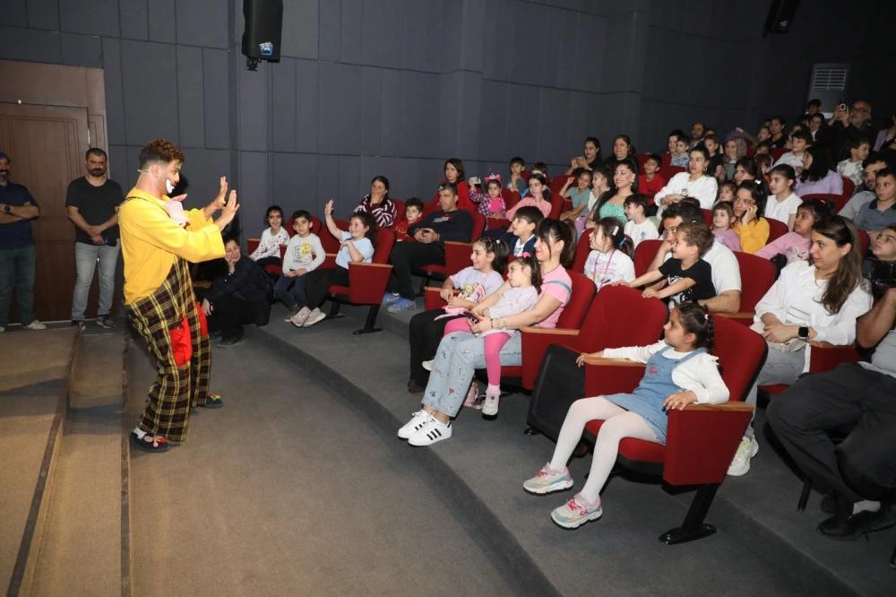 HBB Tiyatrosu, “İki Bavul Dolusu” Oyunuyla Miniklere Keyifli Anlar Yaşatıyor