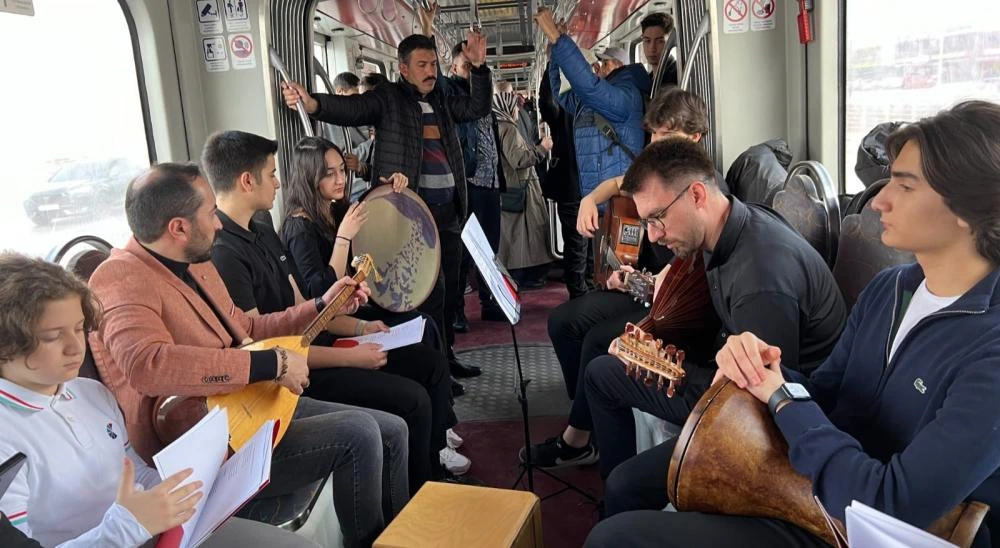 Kayseri’de Öğrencilerden Tramvayda Çanakkale Türküsü Performansı