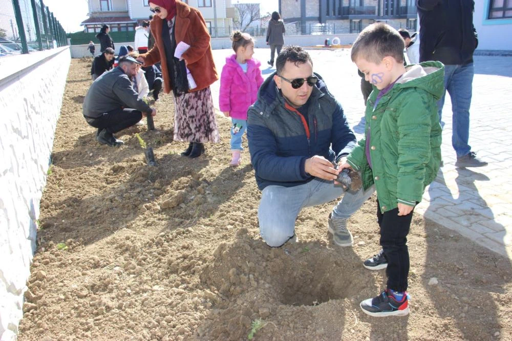 Gelibolu’da Anaokulu Öğrencilerinden Fidan Dikme Etkinliği
