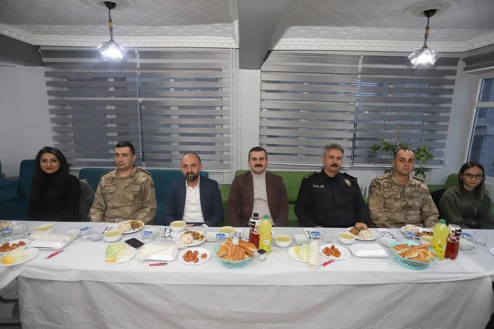 Çukurca’da İftar Programı: Kaymakam Kumcu, İlçe Protokolü ve Muhtarlarla Bir Araya Geldi