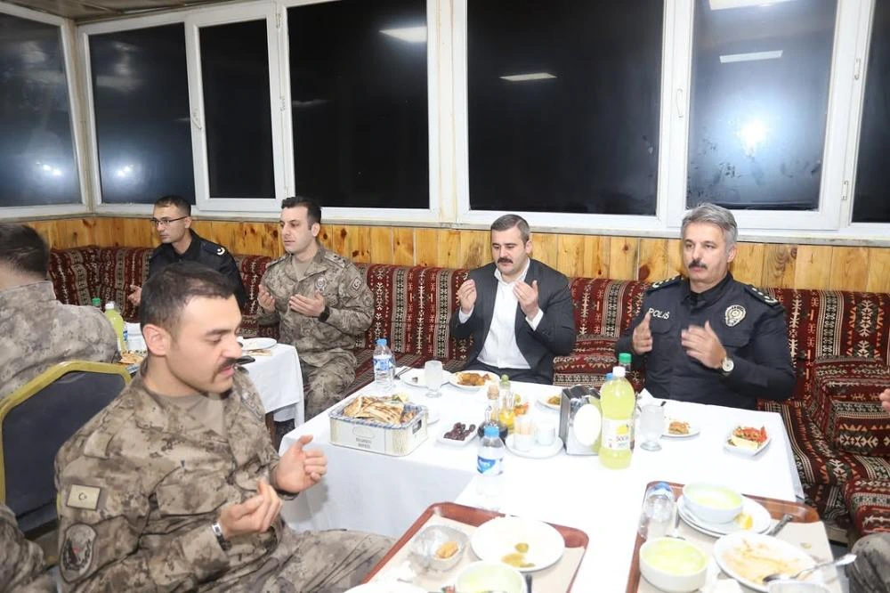 Kaymakam Kumcu, Çukurca’da Özel Harekat Personeliyle İftar Yaptı