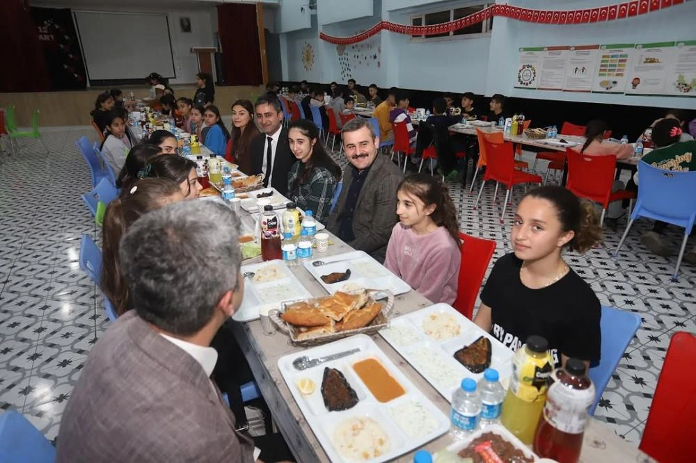 Çukurca Kaymakamı Mert Kumcu, Öğrencilerle İftarda Buluştu