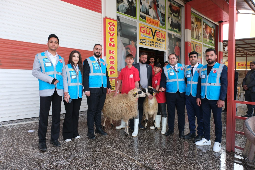 AK Parti Şahinbey Gençlik Kolları’ndan Kadir Gecesi’nde Anlamlı Yardım