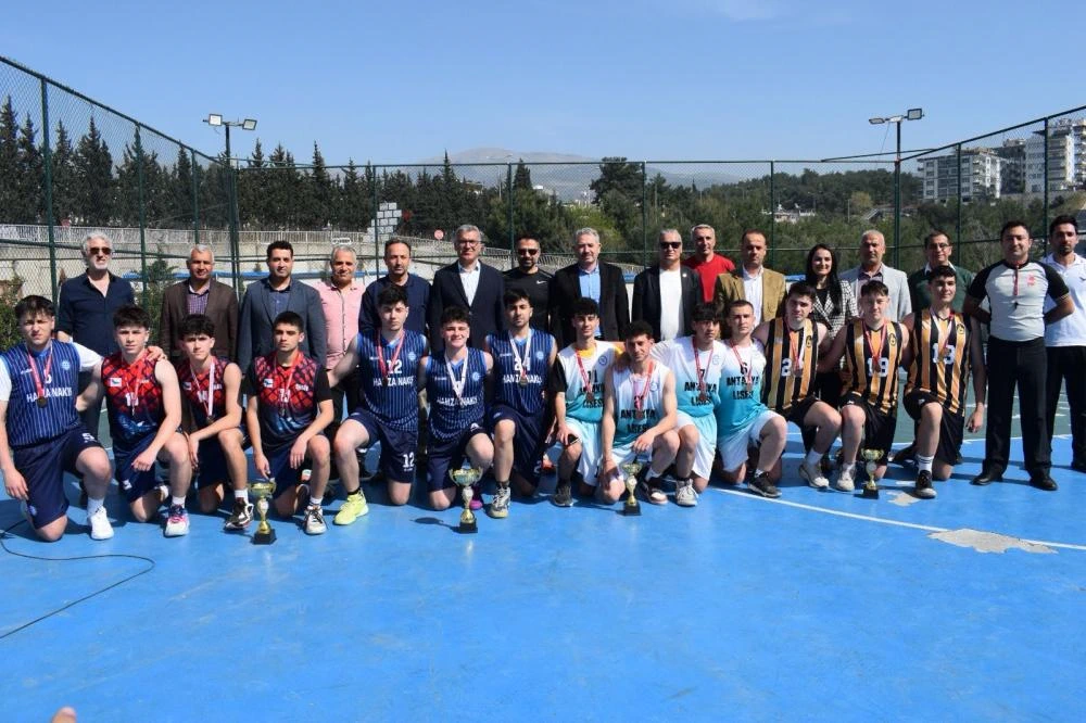 Hatay’da Depremden Etkilenen Gençler İçin “Kardeş Pası” Basketbol Turnuvası Düzenlendi