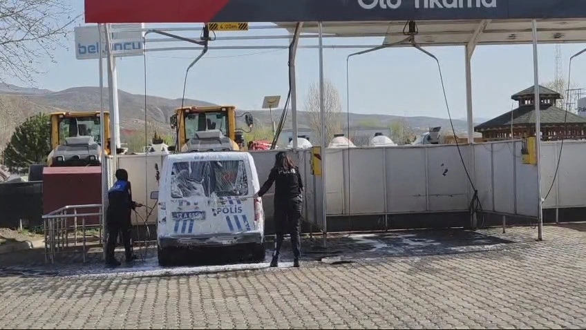 Bingöl’de Kadın Polislerden Ramazan Bayramı Öncesi Araç Temizliği!