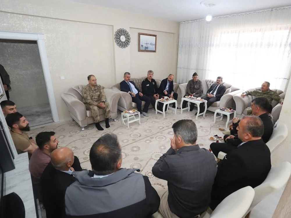 Çukurca’da Ramazan Bayramı Coşkusu: Kaymakam Kumcu Vatandaşlarla Bayramlaştı