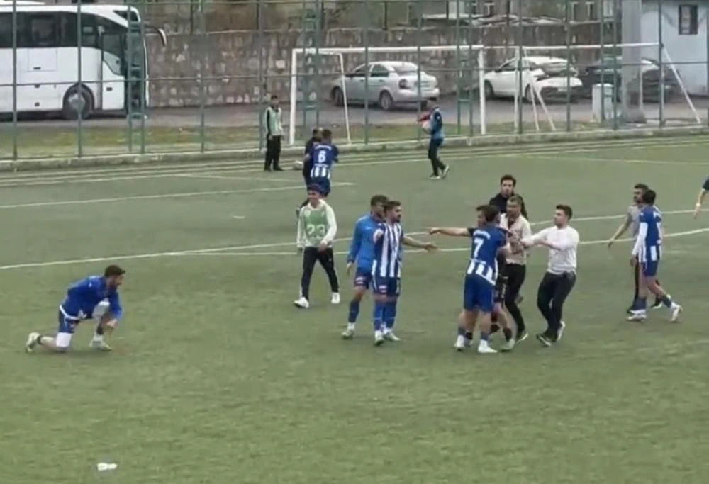 Futbol Maçı Kanlı Bitti: Zapspor Oyuncusu Bıçaklandı