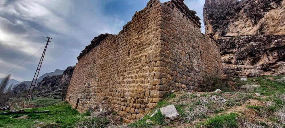 Çukurca’daki Tarihi Bey Kilisesi Bahar Aylarında Göz Kamaştırıyor