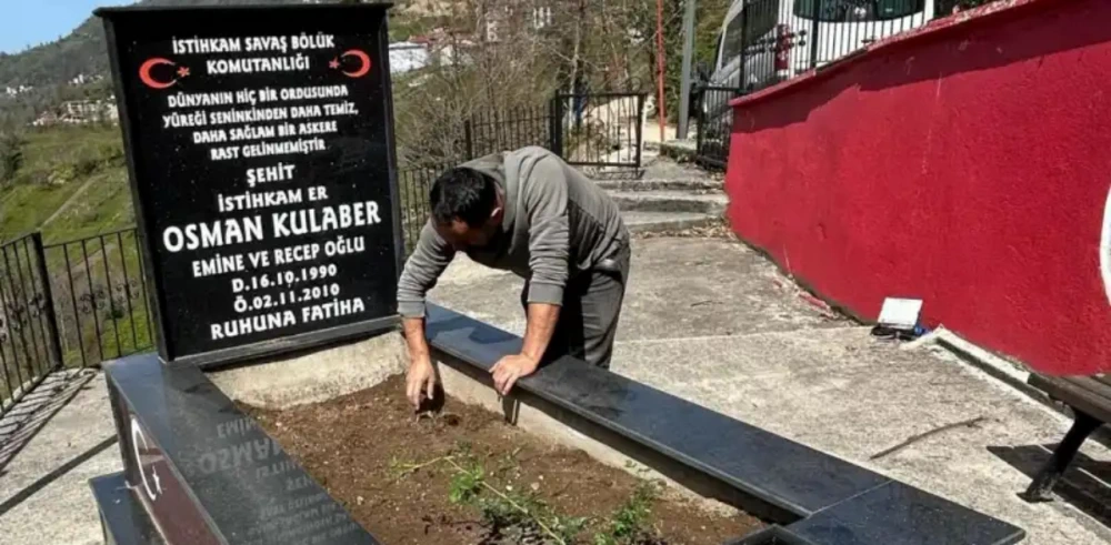 Ardeşen Belediyesi, Şehit Mezarlıklarını Temizleyip Çiçeklerle Donattı
