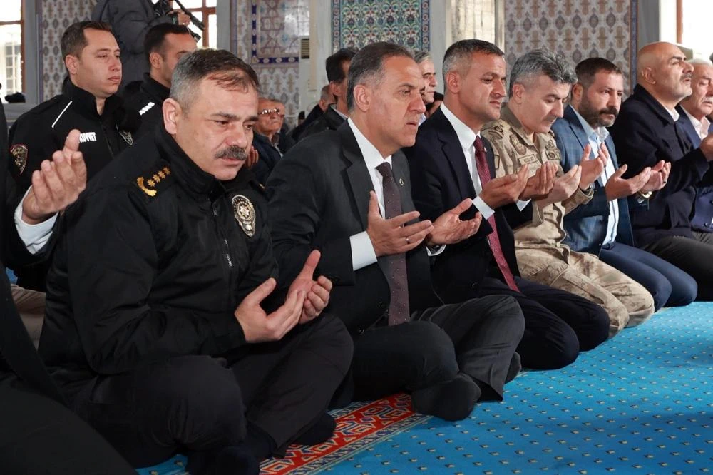 Bingöl’de Anma Töreni: Şehit Polisler İçin Gül Suyu ve Lokum Dağıtıldı