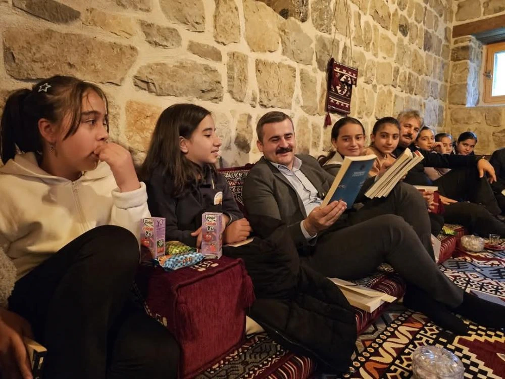 Çukurca’da Kaymakamdan Öğrencilere Kitap Sürprizi