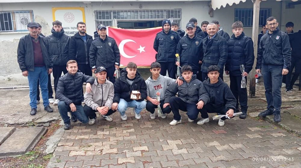 Taşova’da Öğrencilerden Polis Haftasına Renkli Sürpriz: “Kavga Var” Dendi, Sevgiyle Karşılandılar
