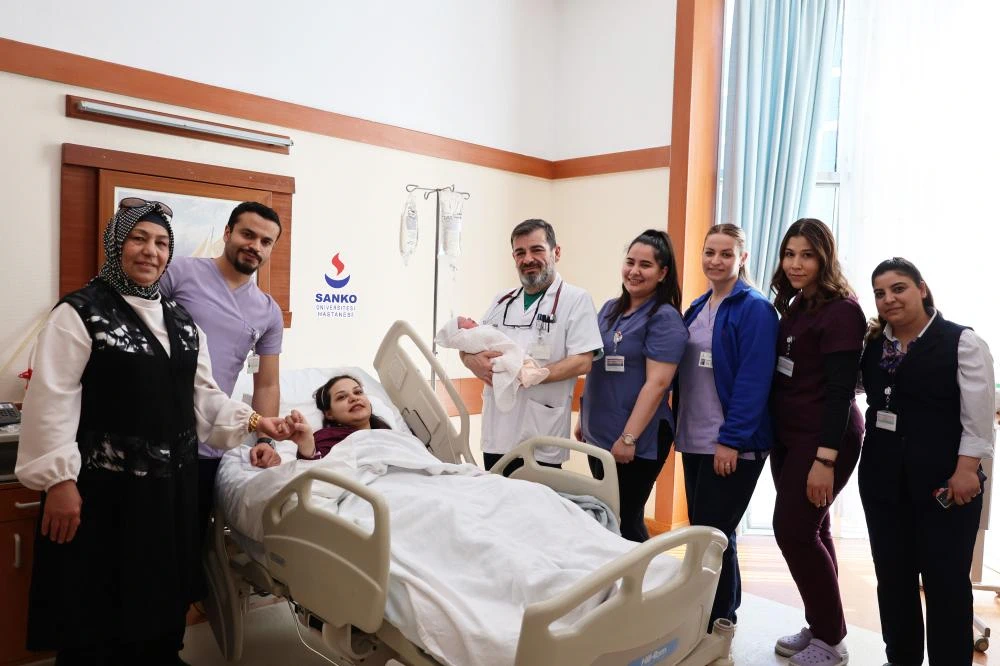 Beyin Tümörünü Yendi, Sağlıklı Bebeğini Kucağına Aldı