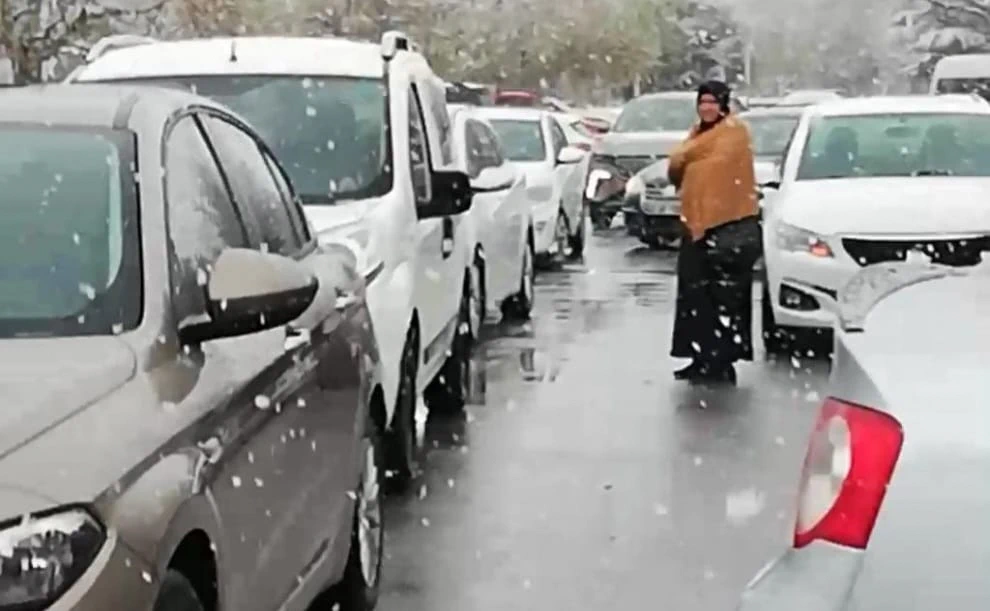 Erciyes Üniversitesi Otoparkında Trafik Çilesi: Vatandaşlar İsyanda