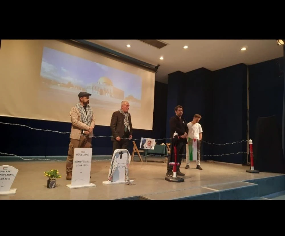 “Islık Çalmak İstiyorum” Tiyatrosu Ümraniye’de Duygusal Anlar Yaşattı