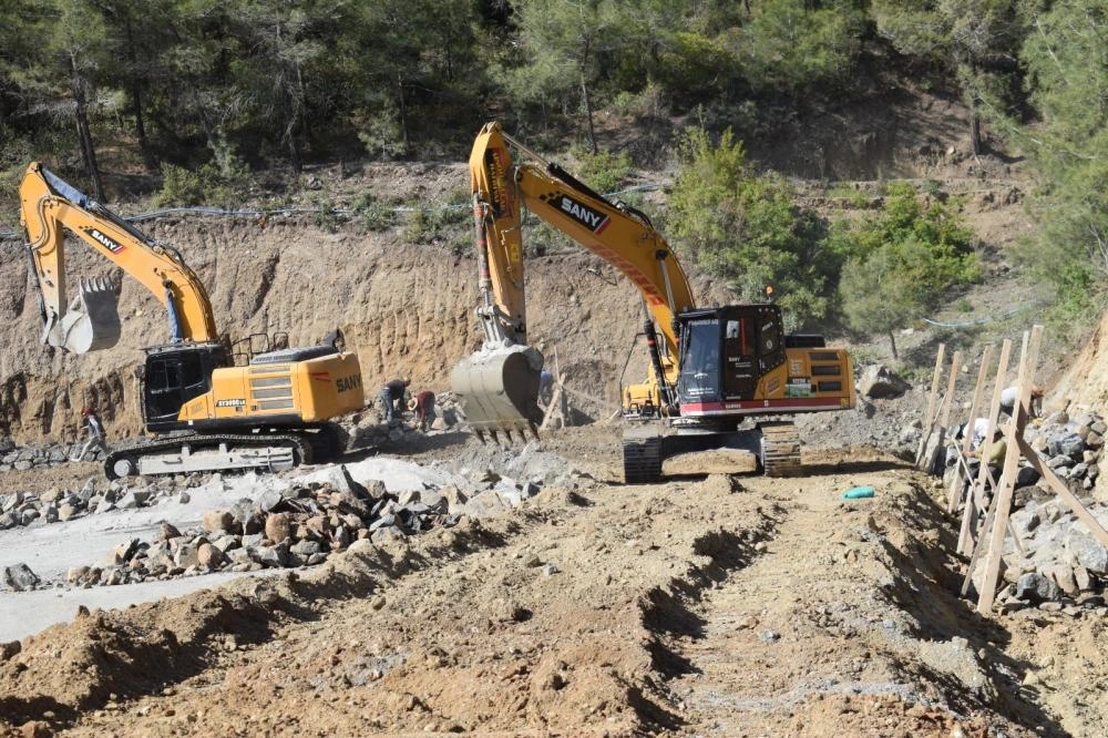 SERİNYOL - MADENLİ YOLUNDA ÇALIŞMALAR SÜRÜYOR  20 KM UZUNLUĞUNDA YOL GENİŞLETME ÇALIŞMASI TAMAMLANDI