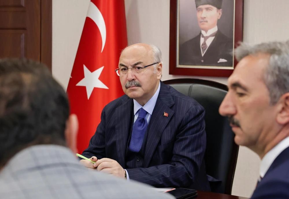 SEYHAN BARAJ GÖLÜ ÇEVRESİ İLE KARATAŞ KIYI ŞERİDİNDEKİ İŞGALLER KONUSUNDA DEĞERLENDİRME TOPLANTISI YAPILDI