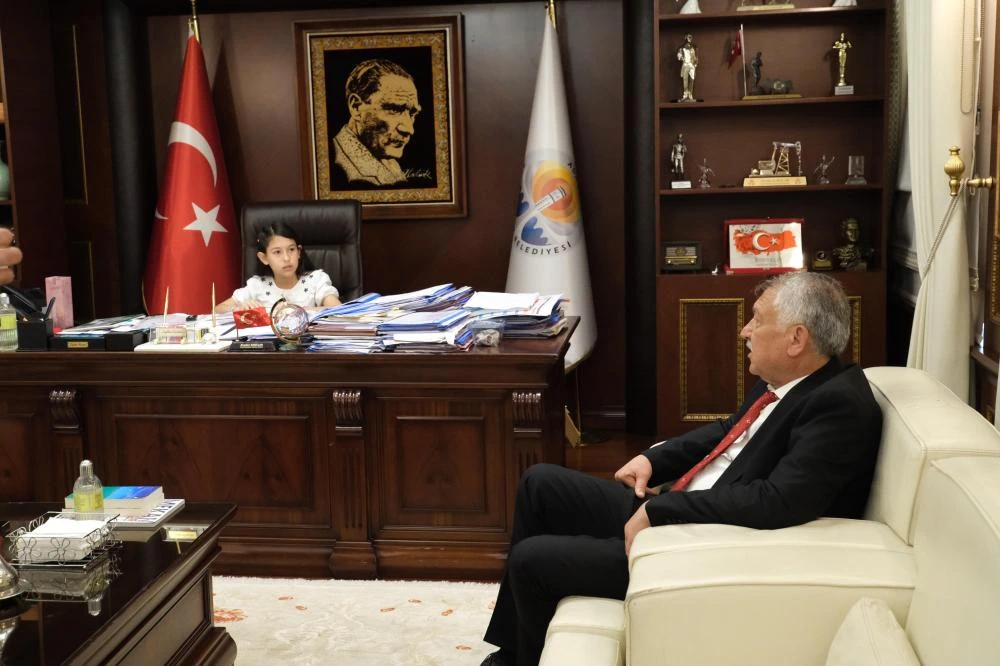 Adana'da Minik Ezgi Neva'dan 23 Nisan Mesajı: Başkan Karalar Makamı Devretti