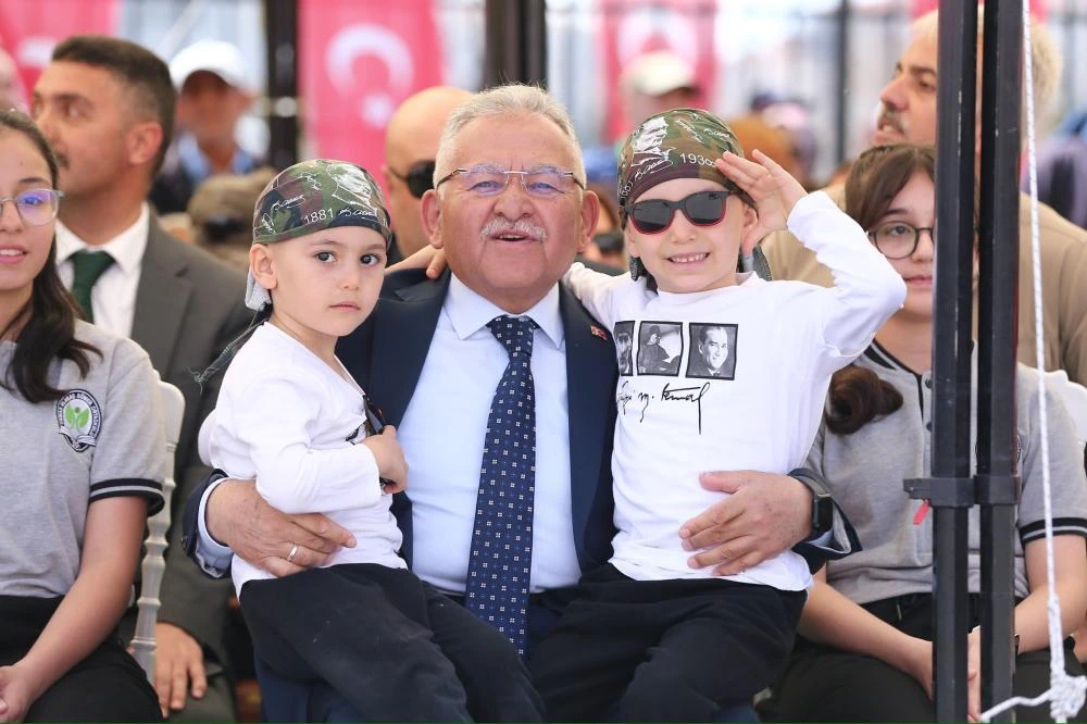 Başkan Büyükkılıç, Miniklerle Birlikte 23 Nisan Coşkusunu Yaşadı