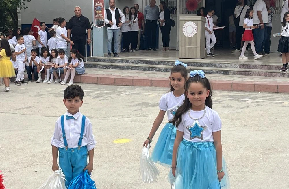 DEFNE’DE 23 NİSAN COŞKUSU: BAYRAKLAR, ŞİİRLER VE GÖZYAŞLARI