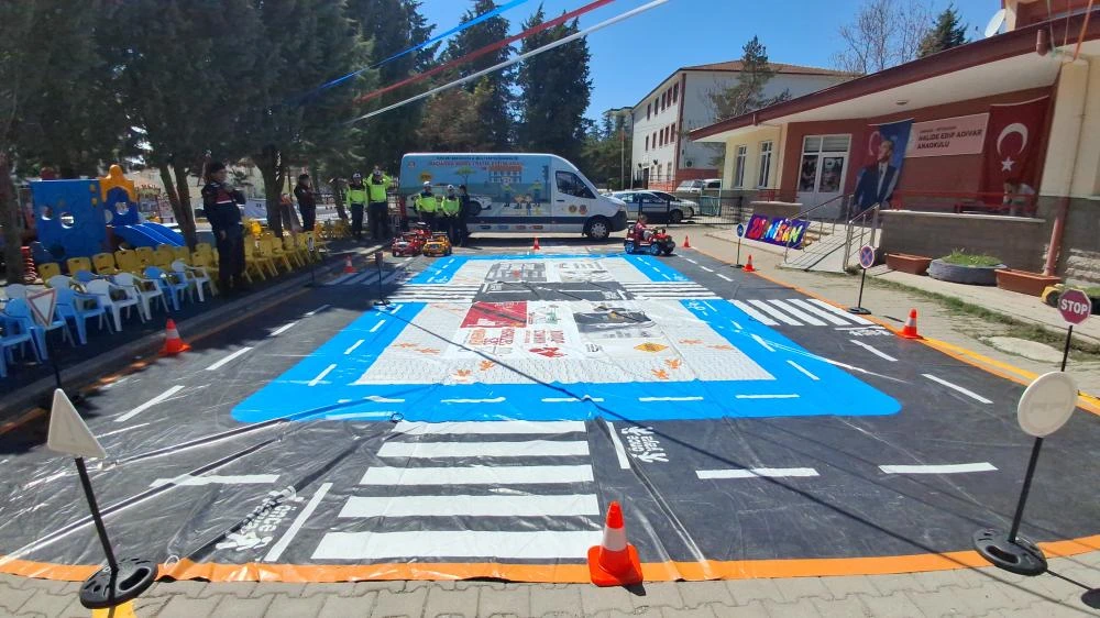 Jandarma'dan Miniklere 23 Nisan'da Trafik Eğitimi