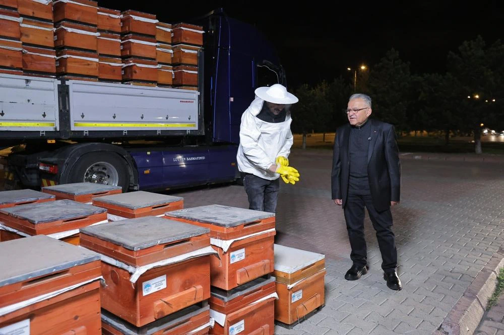Kayseri Büyükşehir'den Arıcılığa Destek: "Kovan Sizden, Arı Bizden" Projesiyle Üreticilere Kovanlar Teslim Edildi