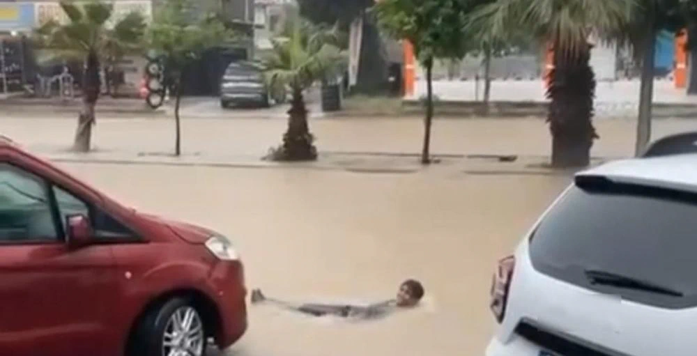 Adana'da Sağanak Hayatı Felç Etti: Vatandaşlardan Altyapı Tepkisi