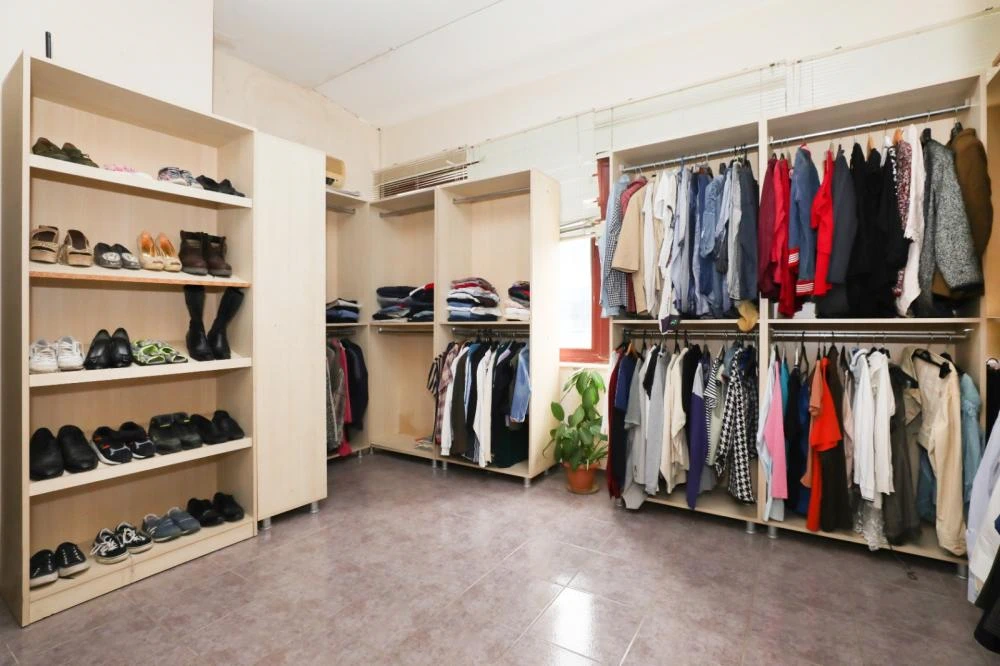 Narlıdere Belediyesi'nden Örnek Dayanışma Projesi: 2. El Giysi Bankası İhtiyaç Sahiplerine Umut Oluyor