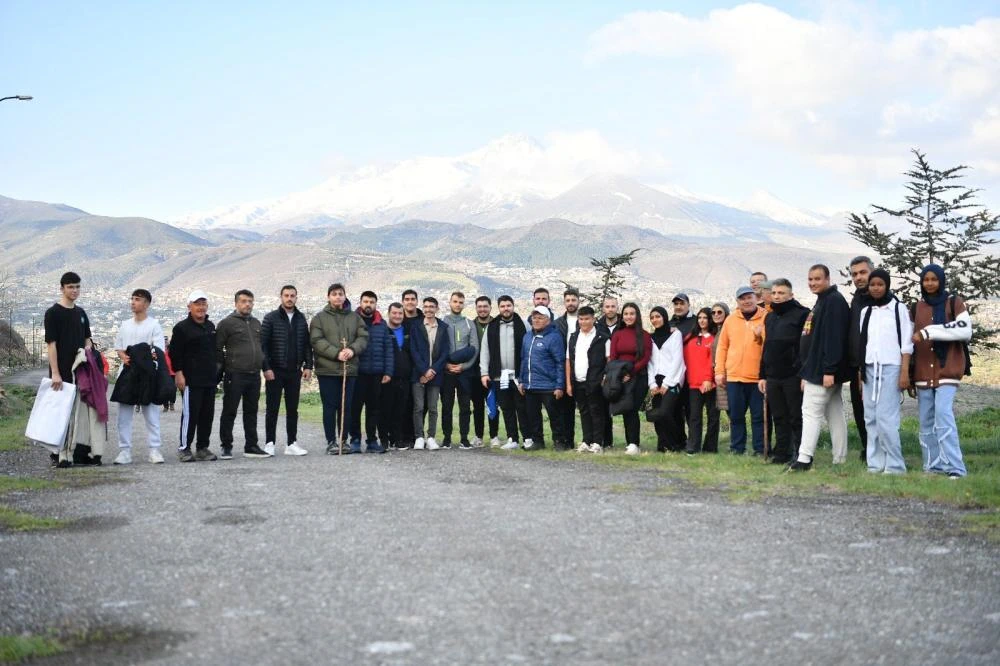 Dr. Başkan Büyükkılıç'tan Gençlerle Sağlıklı Pazar Sabahı Yürüyüşü