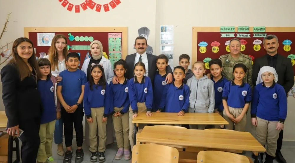 Kaymakam Kumcu ve Tugay Komutanı Büyükköroğlu’ndan Anlamlı Okul Ziyareti