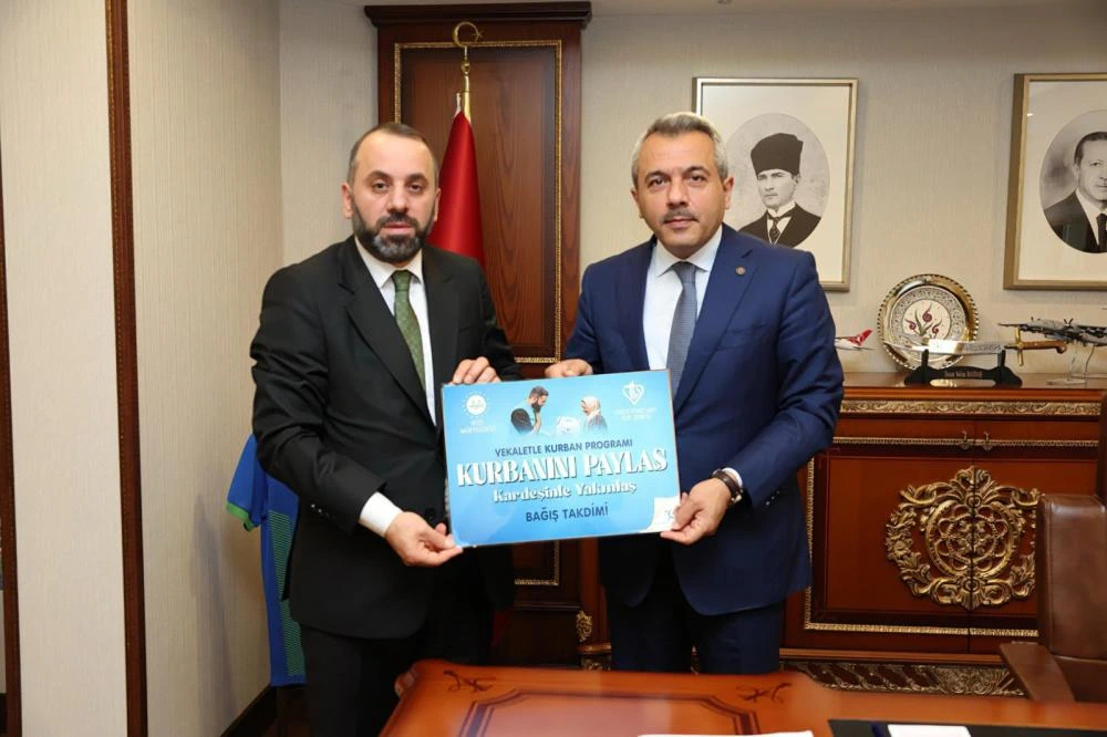 Rize Valisi Baydaş Kurbanını TDV'ye Bağışı