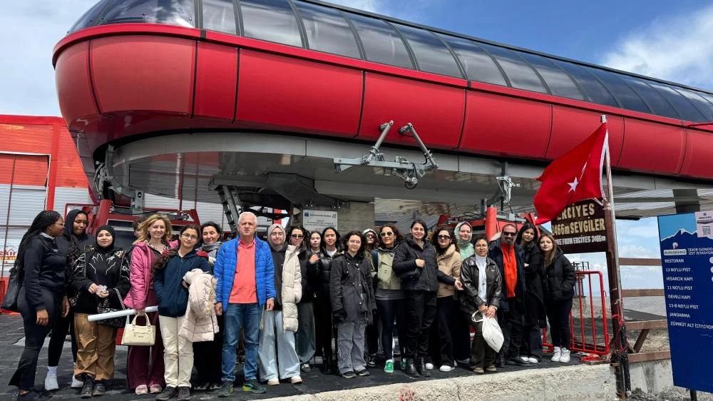 BÜYÜKŞEHİR'İN VİZYONUYLA ERCİYES, ROMANYA VE KARAYİPLER’DEN GELEN GENÇLERİ HAYRAN BIRAKTI