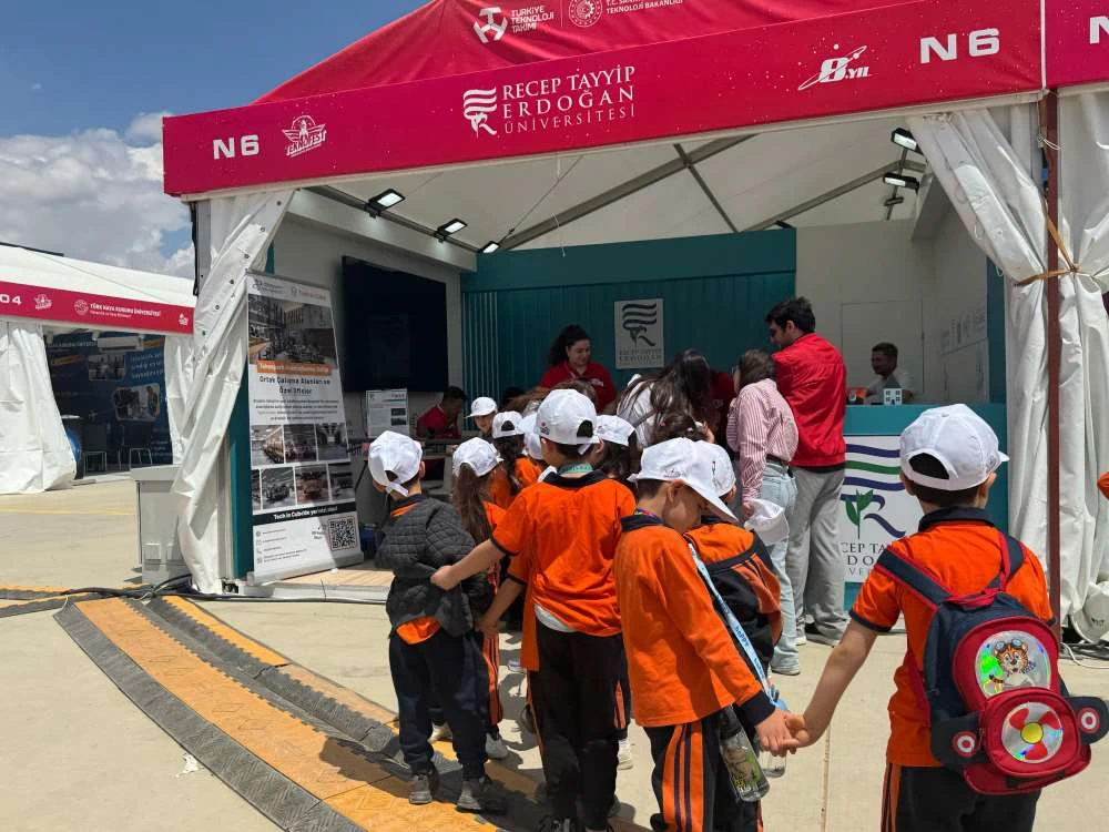 RTEÜ'nün İnovasyon Rüzgarı KKTC'de Esti: TEKNOFEST'te Yoğun İlgi Gördü