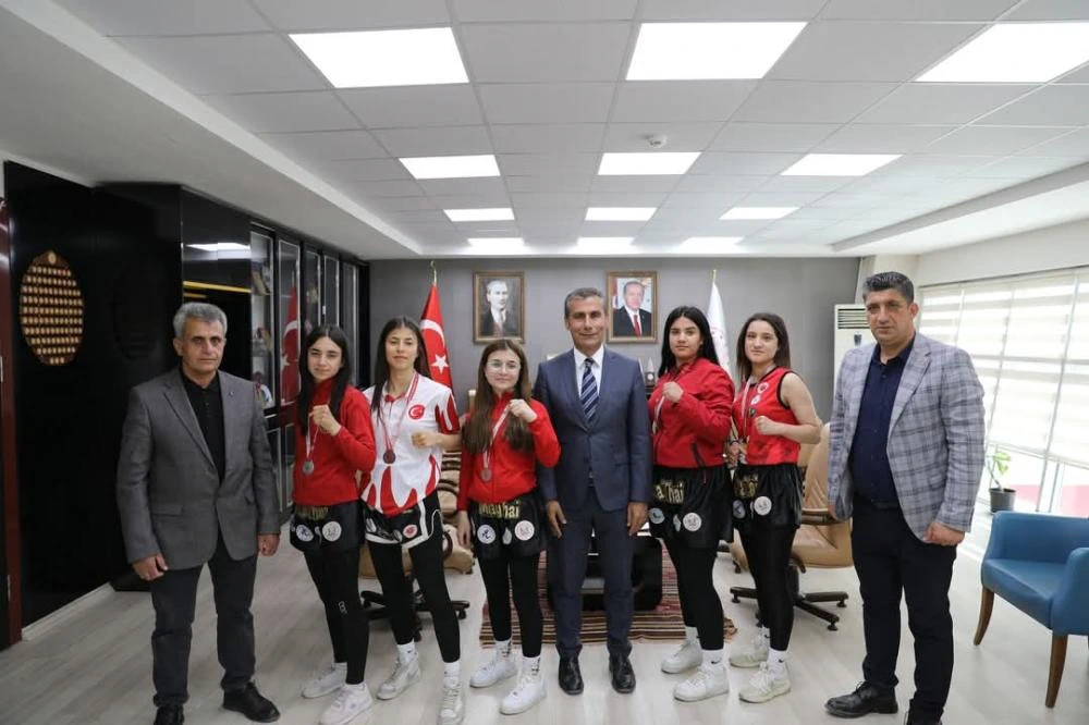 BESNİLİ SPORCULAR MUAYTHAİ TÜRKİYE ŞAMPİYONASI’NDAN MADALYALARLA DÖNDÜ
