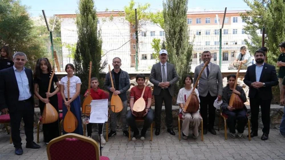 İl Millî Eğitim Müdürü Ali Tosun, Mevlana Ortaokulu TÜBİTAK 4006 Bilim Fuarı’na Katıldı