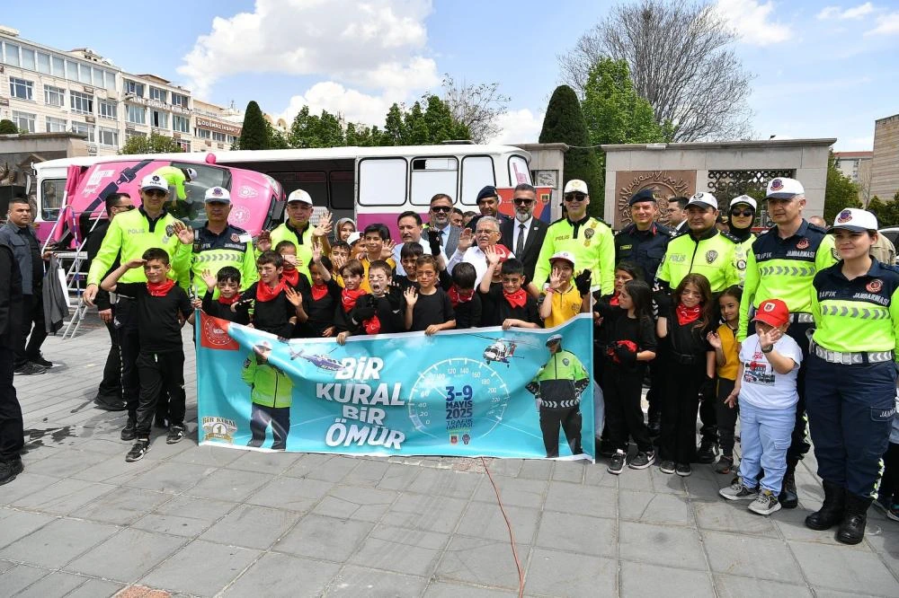 Kayseri'de Trafik Haftası Coşkuyla Kutlandı: Bilinçlendirme Etkinlikleri Cumhuriyet Meydanı'nda Yoğun İlgi Gördü