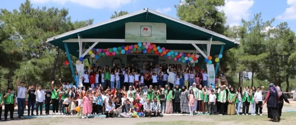 İHH Adana'dan Yetim Çocuklara Neşe Dolu Bir Gün: "Yetim Karne Şenliği"nde Yüzler Güldü