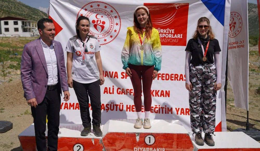 Adıyamanlı Sporcu Kardelen Kübra Şafak’tan Yamaç Paraşütü Yarışmasında Büyük Başarı