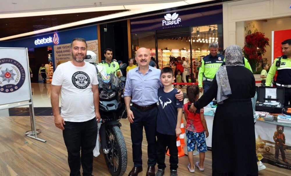 Vali Varol'dan Trafik Haftası Stantlarına Ziyaret: Bilinçlendirme Çalışmaları Devam Ediyor