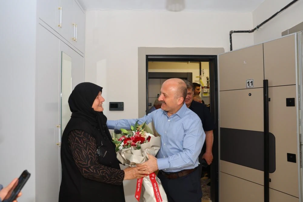 Vali Varol'dan Depremzede Anneye Anneler Günü Ziyareti: "Acınız Acımızdır"