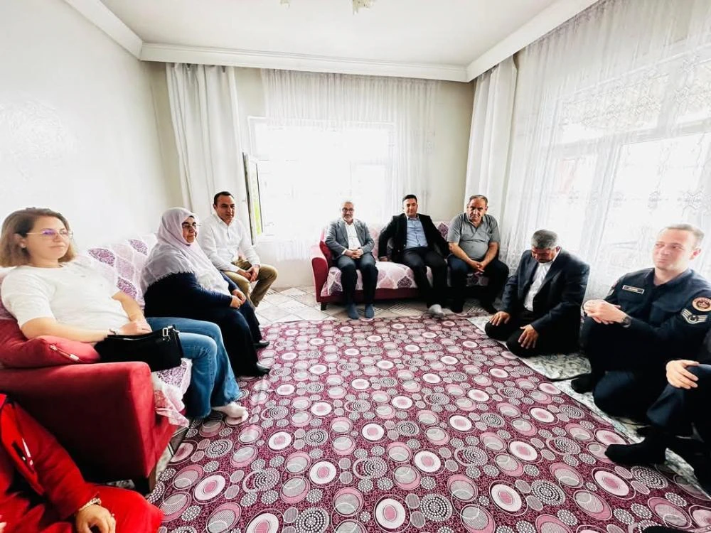 Besni Kaymakamı Şehit Annesini Anneler Günü’nde Yalnız Bırakmadı