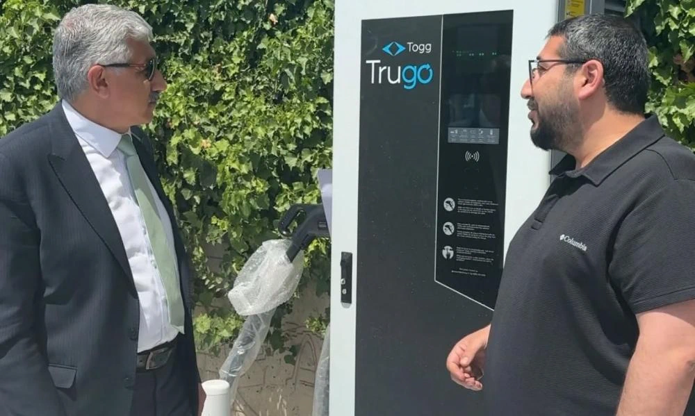 Kahta Belediyesi İlk Akıllı Şarj İstasyonunu Kurdu