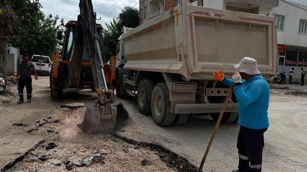 Adıyaman Belediyesi 8 Mahallede Yama ve Dolgu Çalışmalarını Sürdürüyor